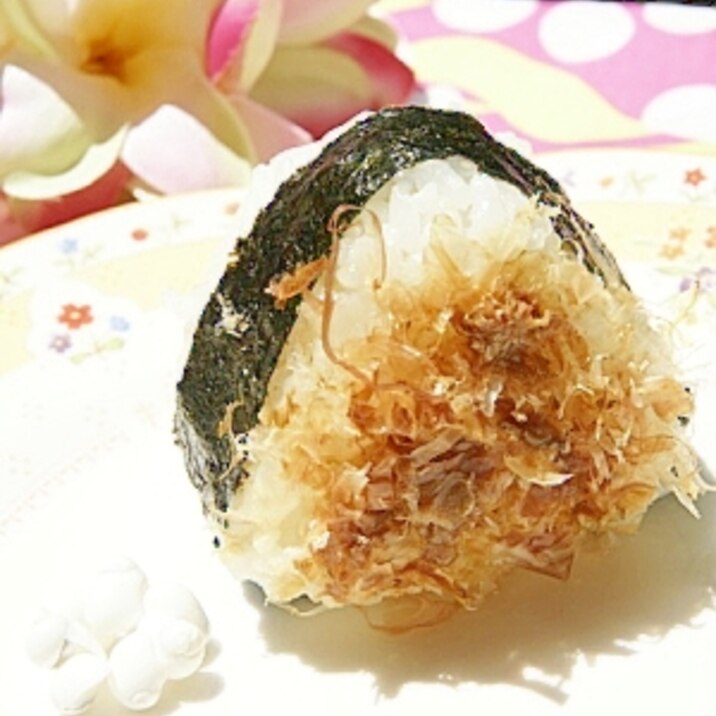 ごま油風味の おかかおにぎり レシピ 作り方 By ホヌ Honu 楽天レシピ